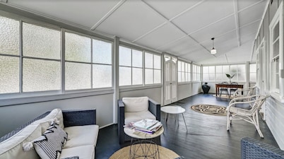 Donnelly House | Airconditioned bedrooms and living .