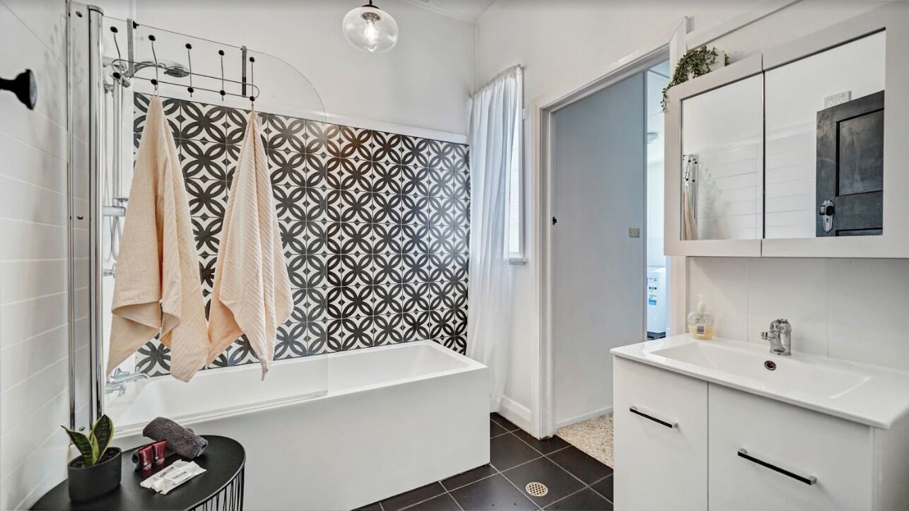 Combined shower/tub