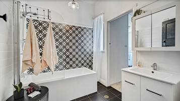 Combined shower/tub
