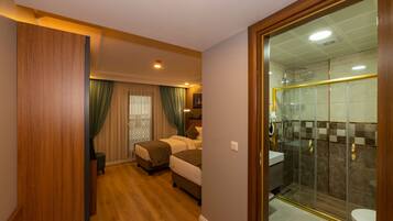 Zimmersafe, individuell eingerichtet, Schreibtisch