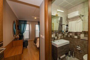 Caja de seguridad en la habitación, muebles diferentes y escritorio 