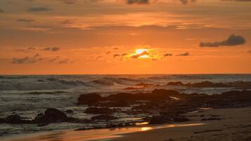 Ranta lähistöllä, rantapyyhkeitä