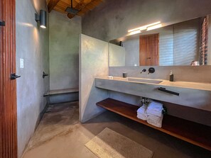 Douche, sèche-cheveux, serviettes fournies, savon