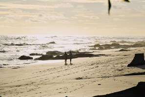 Playa en los alrededores y toallas de playa