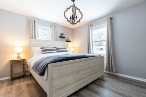 3 bedrooms, iron/ironing board, travel crib, free WiFi - Chic~AquaCottage/Walk2Beach/FencedYard/GameRM (Holland)