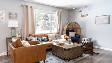 Smart-TV, Kamin, TischfuĂball, BĂŒcher