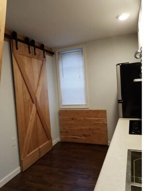 Kühlschrank, Mikrowelle, Ofen, Herdplatte