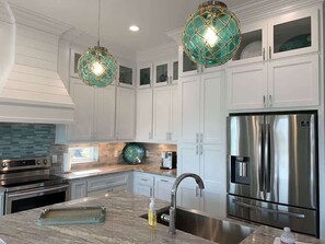 Kylskåp, mikrovågsugn, ugn och spishäll