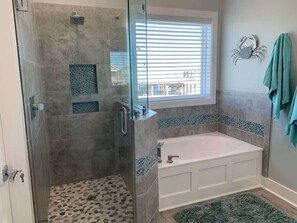 Douche, séchoir à cheveux, serviettes fournies