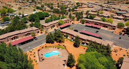 Spacious Townhome in Kanab! Near Zion, Bryce, and more! Pool and Hot Tub. Sleeps