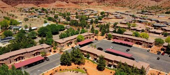 Spacious Townhome in Kanab! Near Zion, Bryce, and more! Pool and Hot Tub. Sleeps