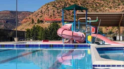 Spacious Townhome in Kanab! Near Zion, Bryce, and more! Pool and Hot Tub. Sleeps 8!