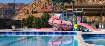 Spacious Townhome in Kanab! Near Zion, Bryce, and more! Pool and Hot Tub. Sleeps 8!