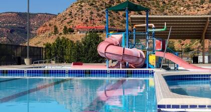 Spacious Townhome in Kanab! Near Zion, Bryce, and more! Pool and Hot Tub. Sleeps 8!