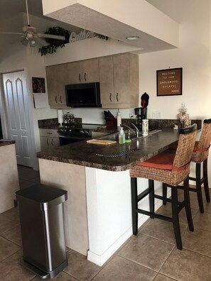 Jääkaappi, mikroaaltouuni, uuni, liesi