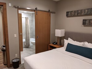 1 bedroom, in-room safe, iron/ironing board, free WiFi