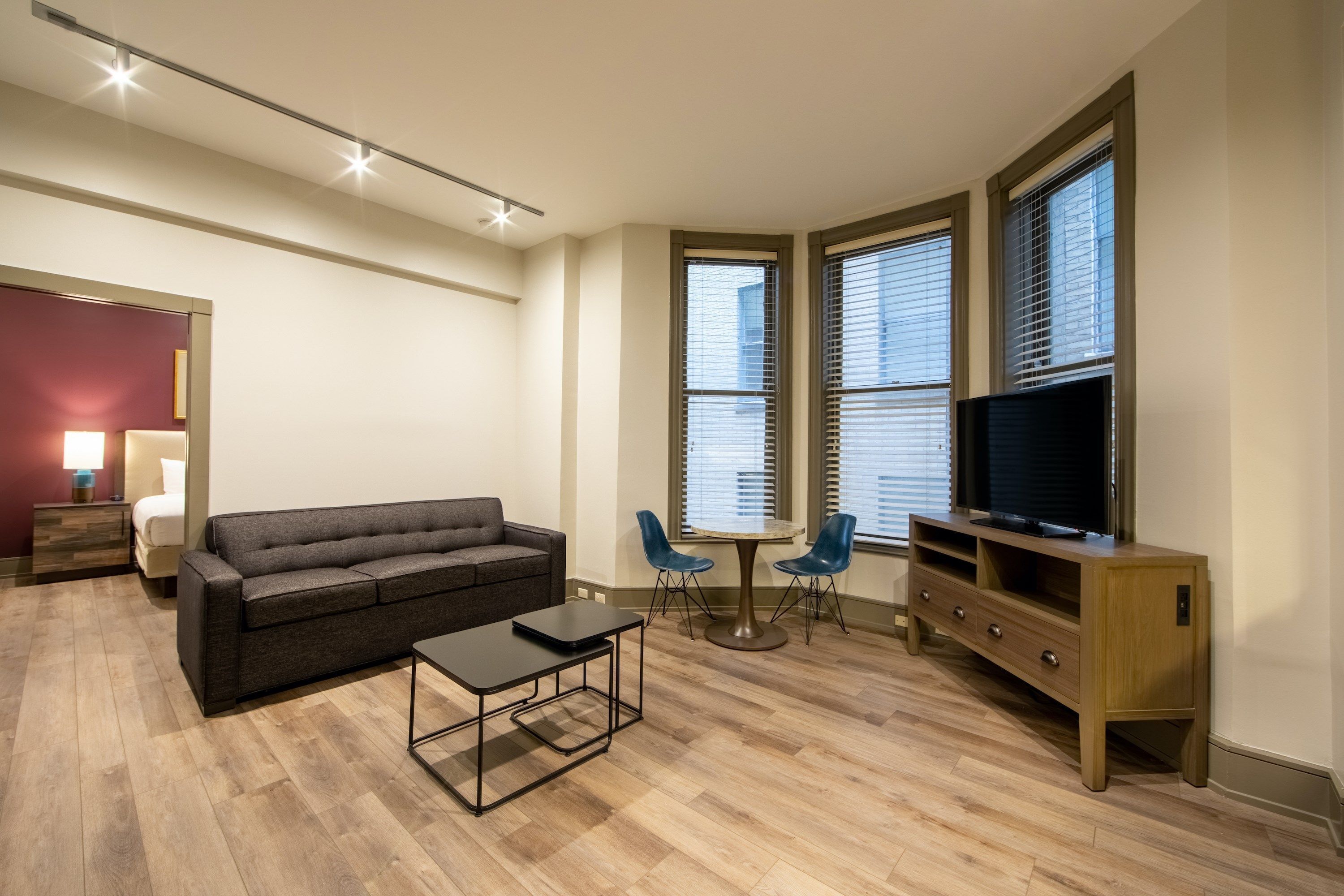 Televisión y oficina 