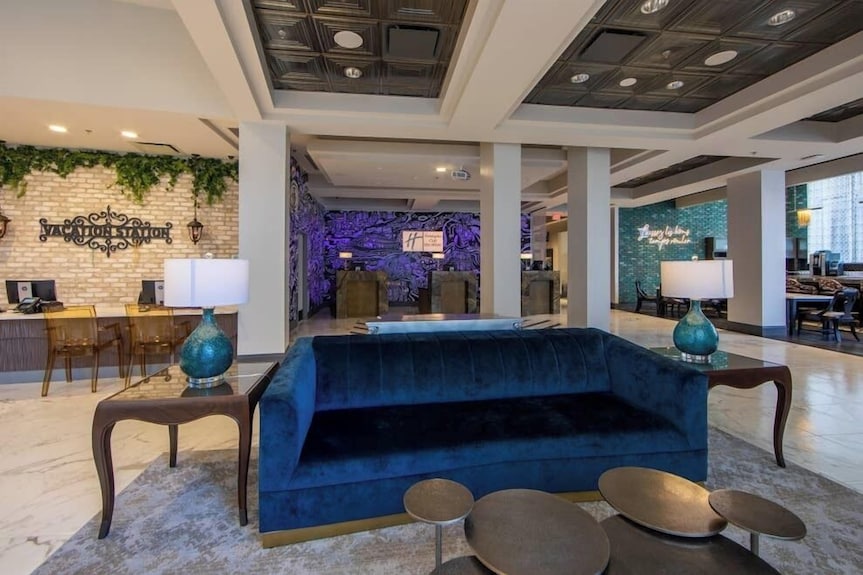 A Block From The French Quarter! Spacious Villa - Metairie, LA