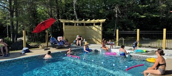 Fairview Cabin, Pool, True Adirondack Cabin steps from Loon Lake