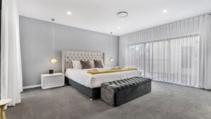 4 bedrooms, desk, free WiFi, bed sheets