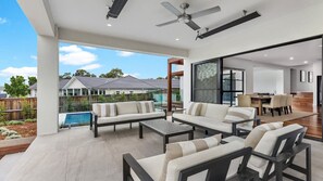 屋外ダイニングエリア