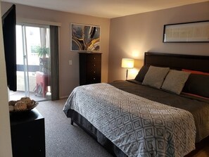 2 makuuhuonetta, työpöytä, silitysrauta/-lauta, ilmainen Wi-Fi