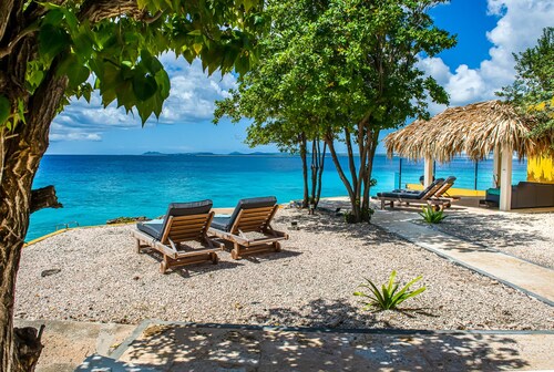 Oceanfront  villa Punt Vierkant 12,  private sea access 