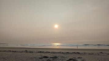Beach nearby, sun-loungers, beach towels