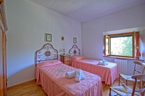 10 makuuhuonetta, vauvan matkasänky, ilmainen Wi-Fi
