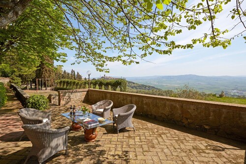 Wonderful private villa for 20 people with private pool, WIFI, TV, pets allowed and panoramic view