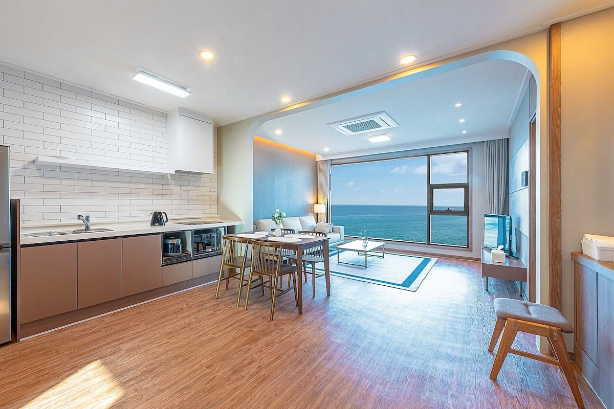 Family Room, Ocean View (B) | Living area