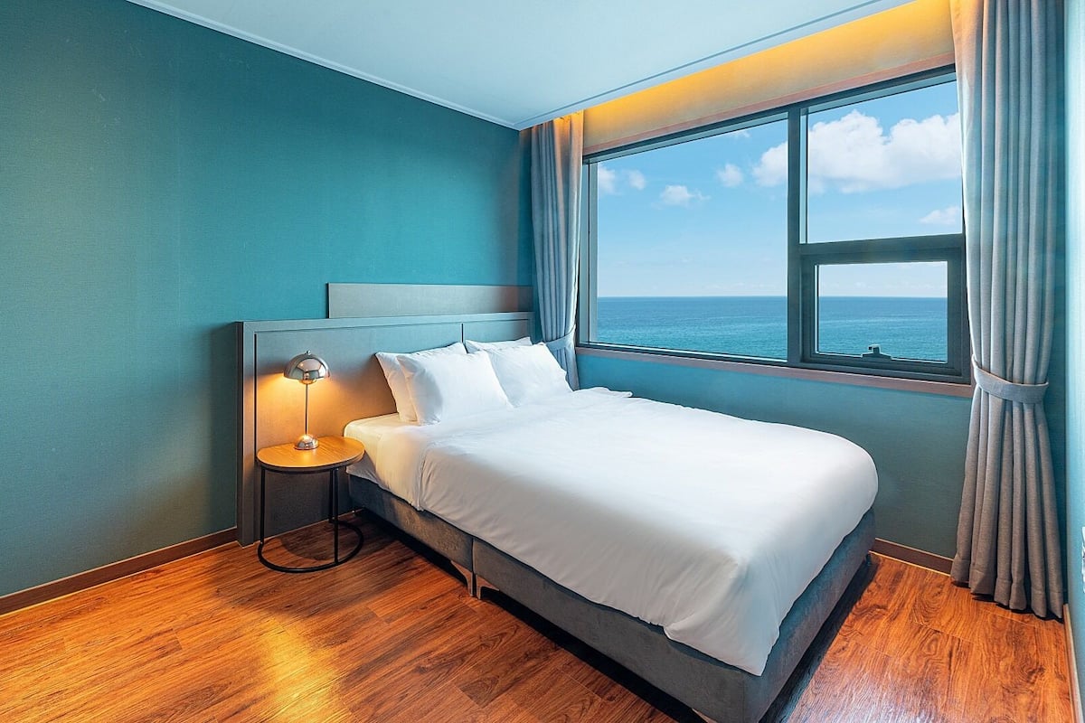 Family Room, Ocean View (A) | WiFi (free)