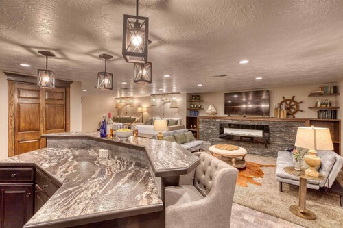 Leather&Spruce - Luxury Lake area fun funky home with amenities. Great for 2-18!