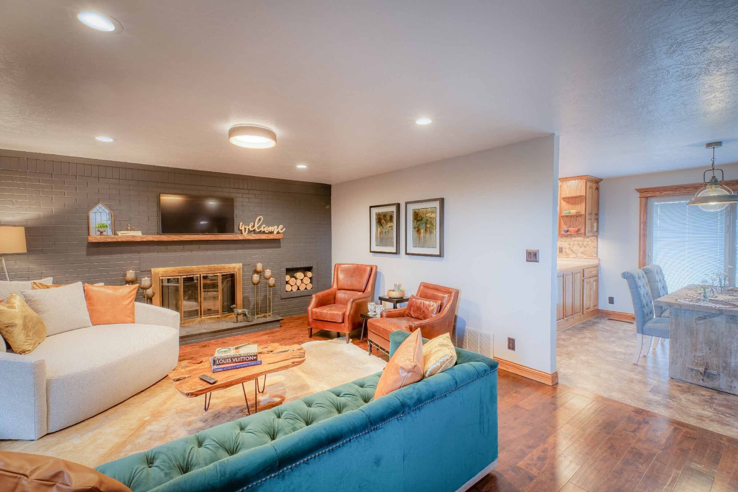 Smart TV, chimenea, libros y biblioteca musical 