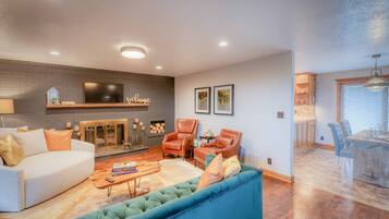 Smart TV, caminetto, libri, biblioteca musicale