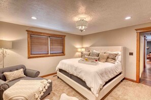 3 bedrooms, desk, iron/ironing board, travel crib