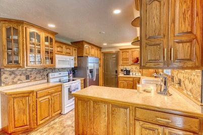 Leather&Spruce - Luxury Lake area fun funky home with amenities. Great for 2-18!