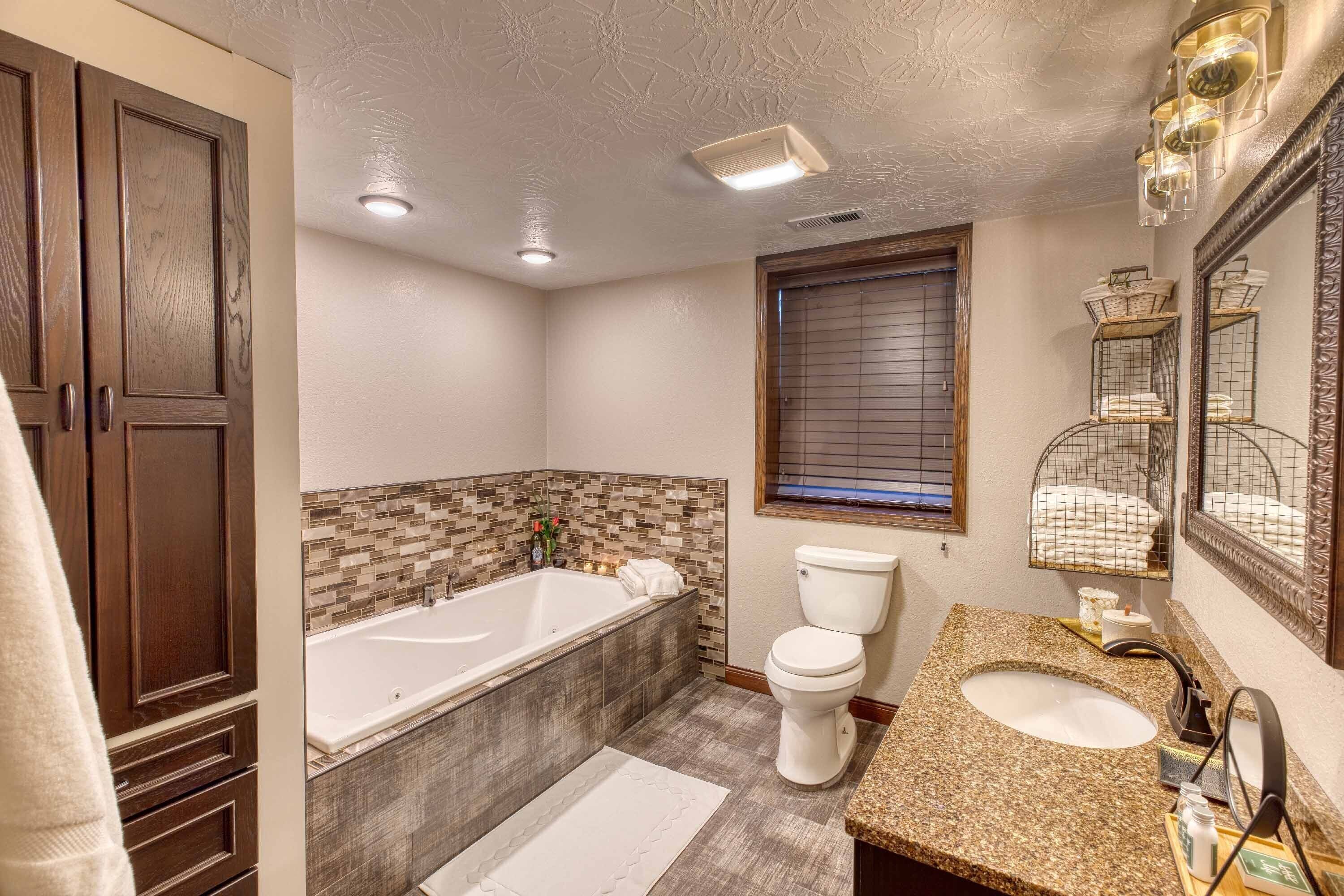 Combined shower/tub, jetted tub, hair dryer, towels