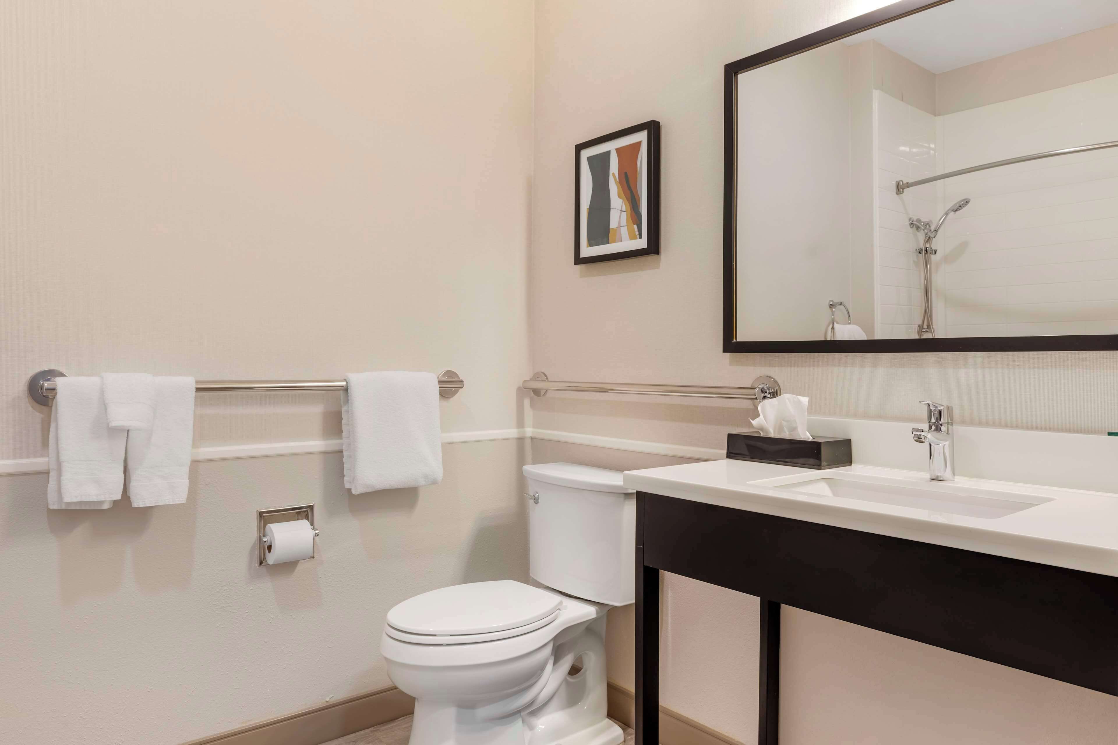 combined shower/bathtub, rainfall showerhead, free toiletries