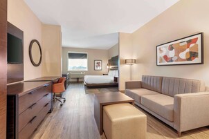 Escritorio, espacio para trabajar con laptop y cortinas blackout 