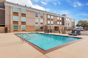 Una piscina al aire libre de temporada