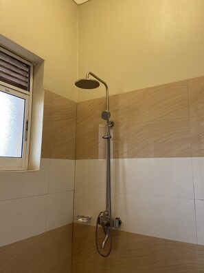 Douche, sĂšche-cheveux, serviettes fournies