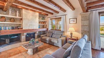 Een televisie, een open haard en een tafeltennistafel