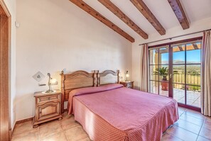 4 bedrooms, iron/ironing board, free WiFi, bed sheets