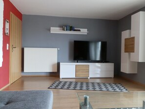 Een televisie en een stereo