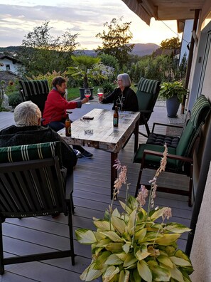 Outdoor dining - Vacation Apartment "Anita Benz" with Mountain View, Terrace & Garden (Thurmansbang)