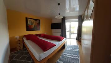 2 bedrooms, iron/ironing board, free WiFi, bed sheets