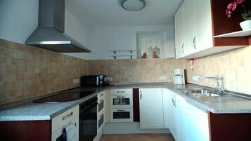 Refrigerador, microondas, horno, placa de cocina