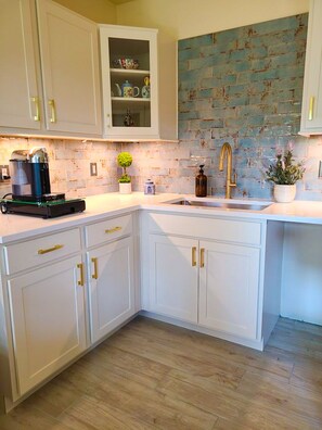 Fridge, microwave, oven, stovetop - Private & Cozy Bungalow, walkable to all things cool in Chattanooga (Chattanooga)