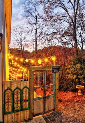 Property grounds - Private & Cozy Bungalow, walkable to all things cool in Chattanooga (Chattanooga)